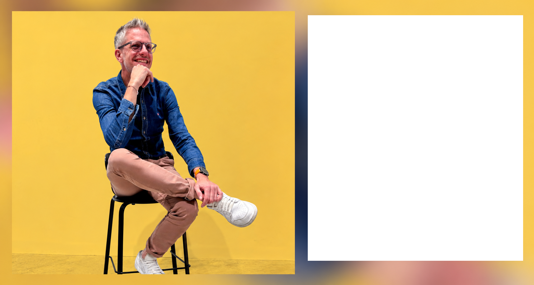 Maximilien Pacès-Fessy, souriant et assis sur un tabouret, sur fond jaune
